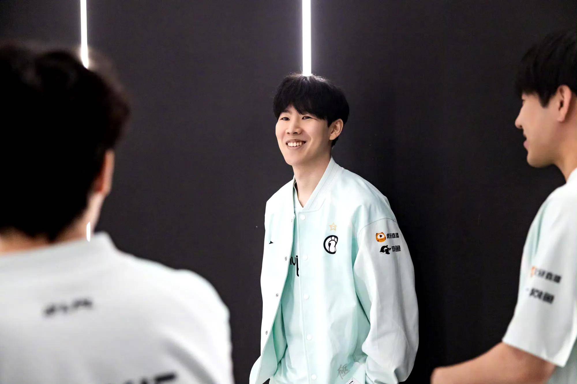 踢球员上场 踢球员上场